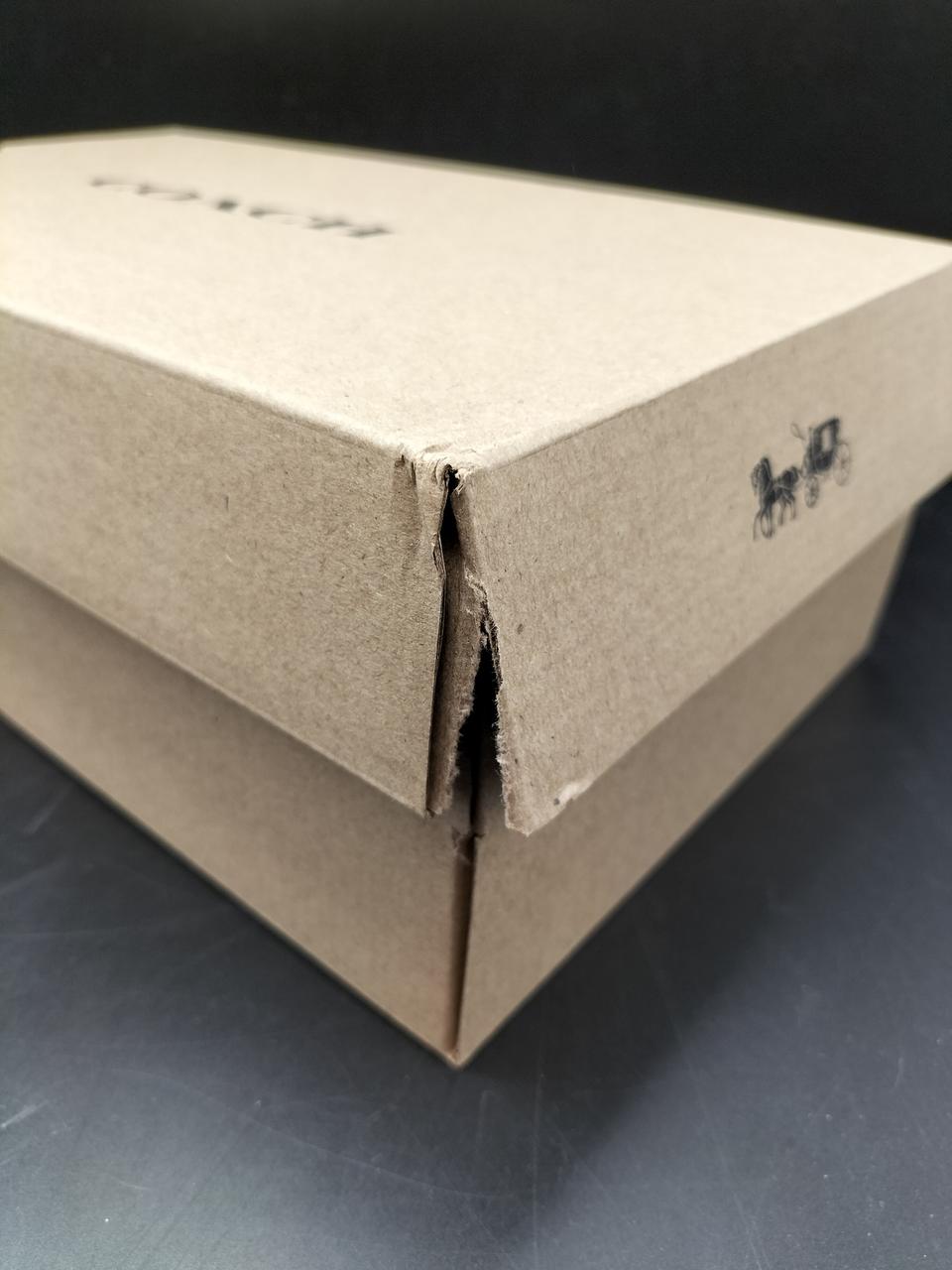 箱に破れあります