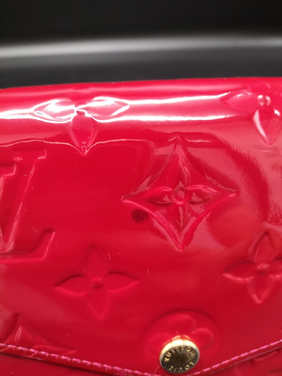 黒シミ汚れが数カ所にあります