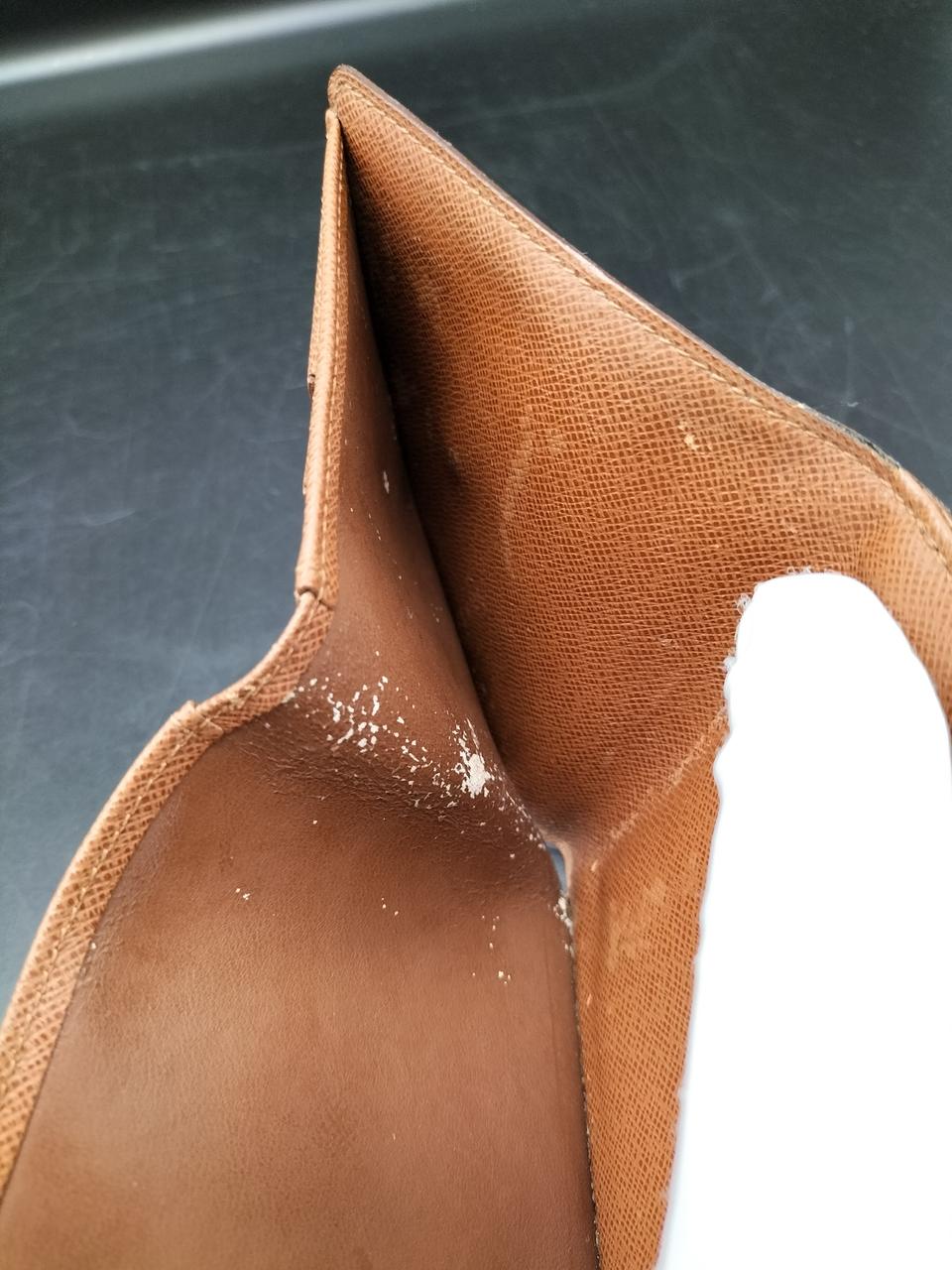 内側に劣化によるダメージがあります