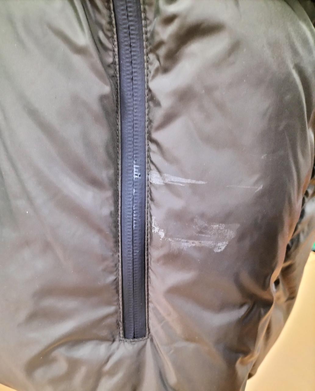 左側ポケット付近に汚れあり