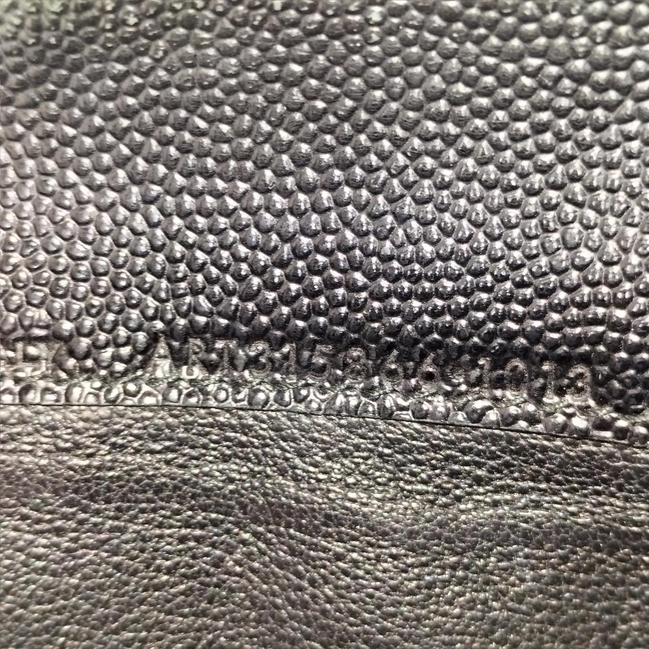 読みにくいですが型番があります