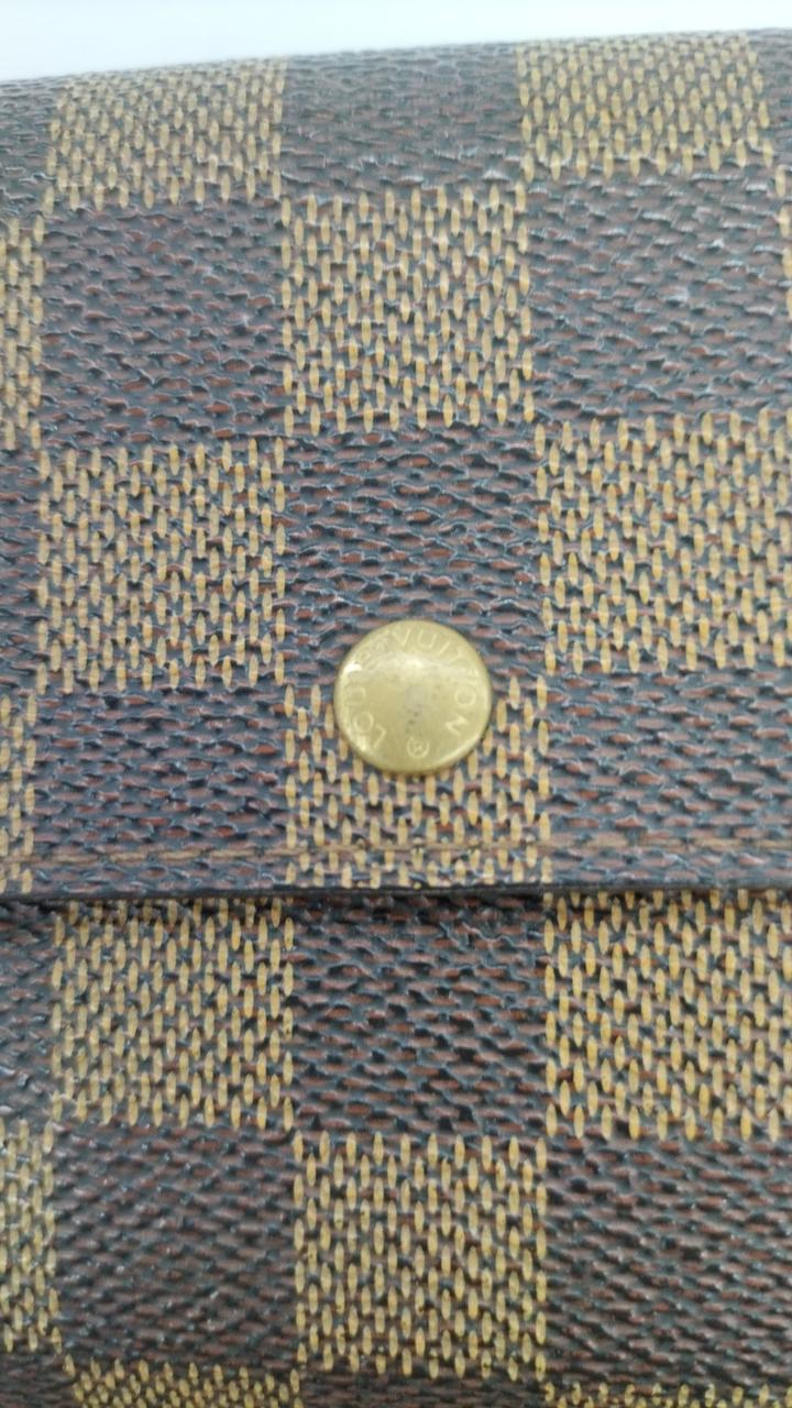 ボタン　キズ有り