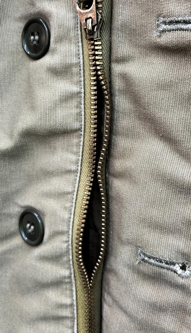 ファスナー難ありのため、閉まりません