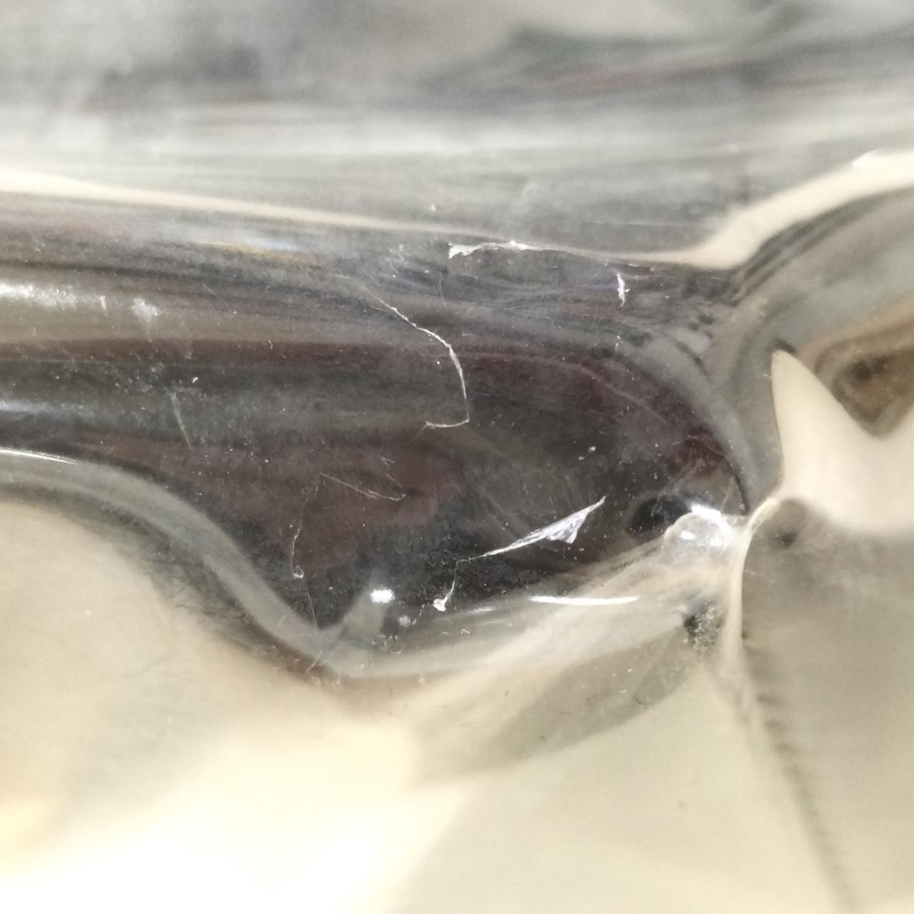 底角部分、ヒビのような箇所あり