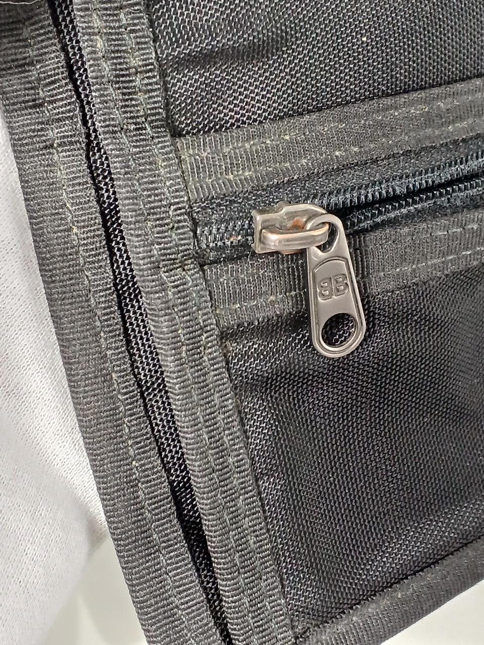 ファスナー最後まで開きません