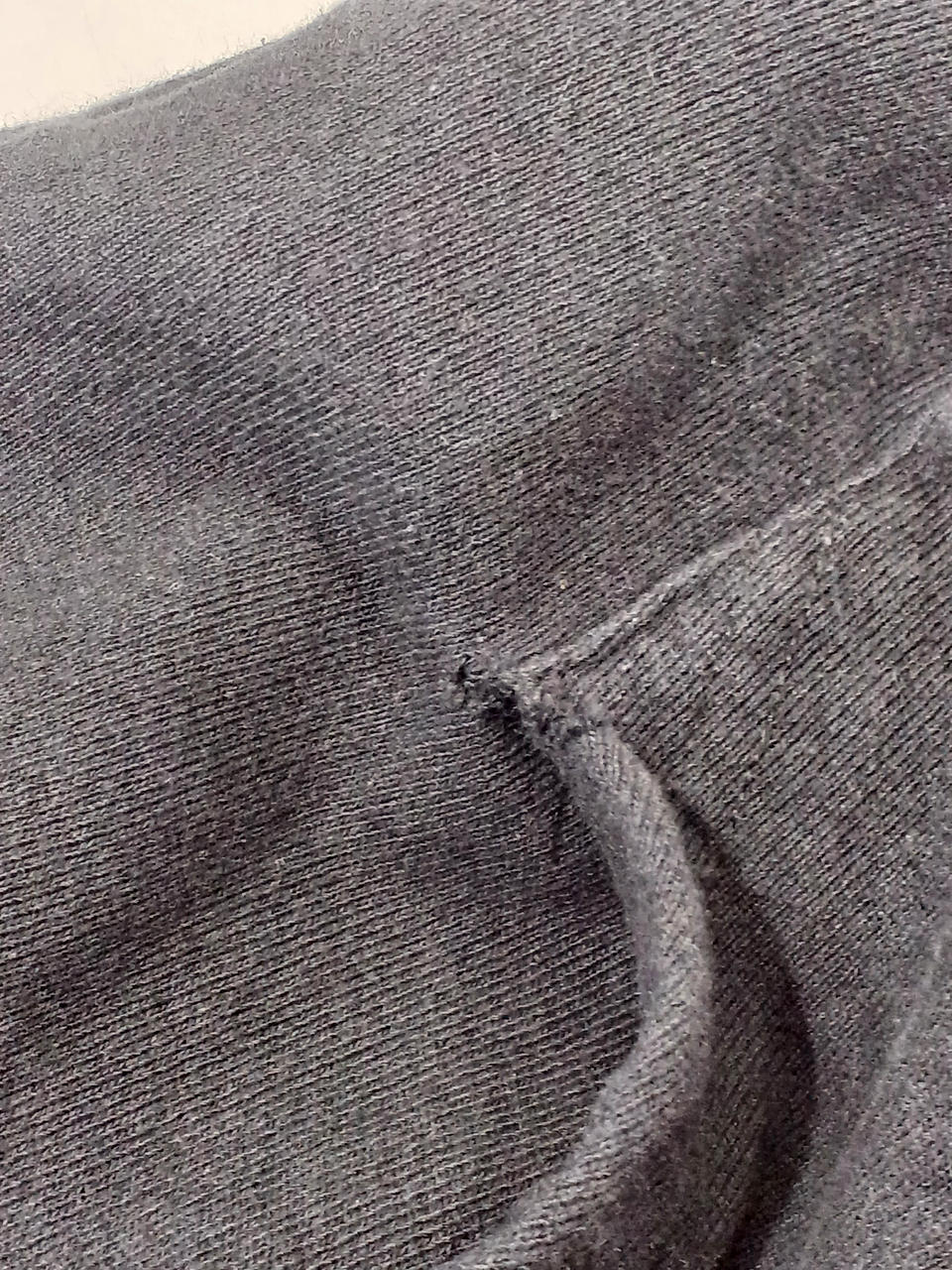 前ポケット破れあります。