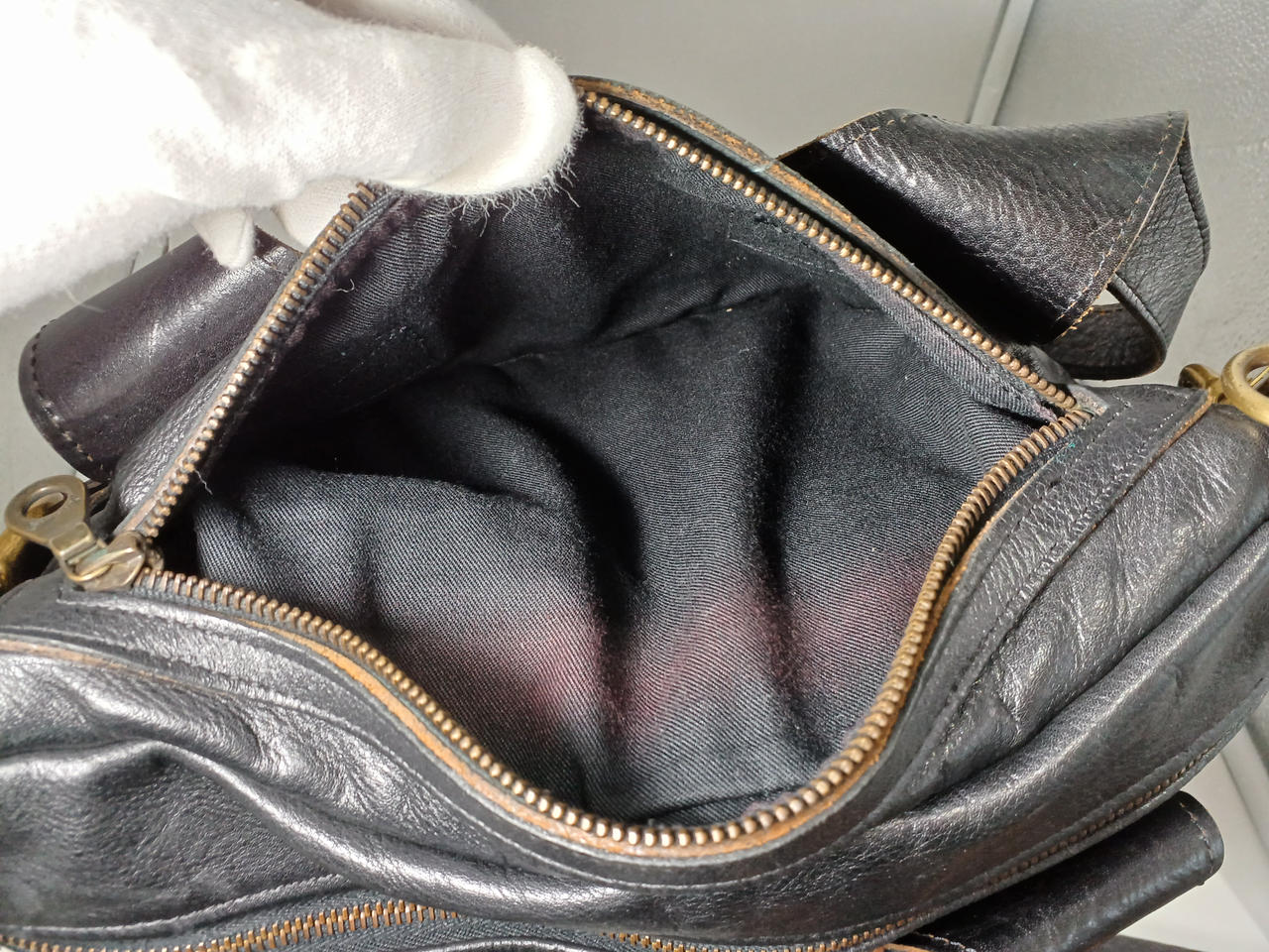 ファスナーが当たる部分変色あり