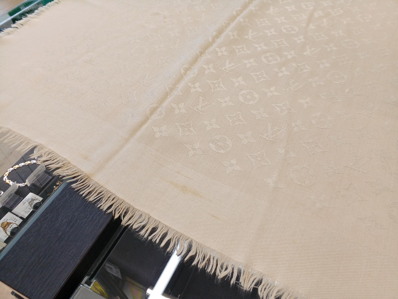 全体的にシミ、ほつれ等があります。