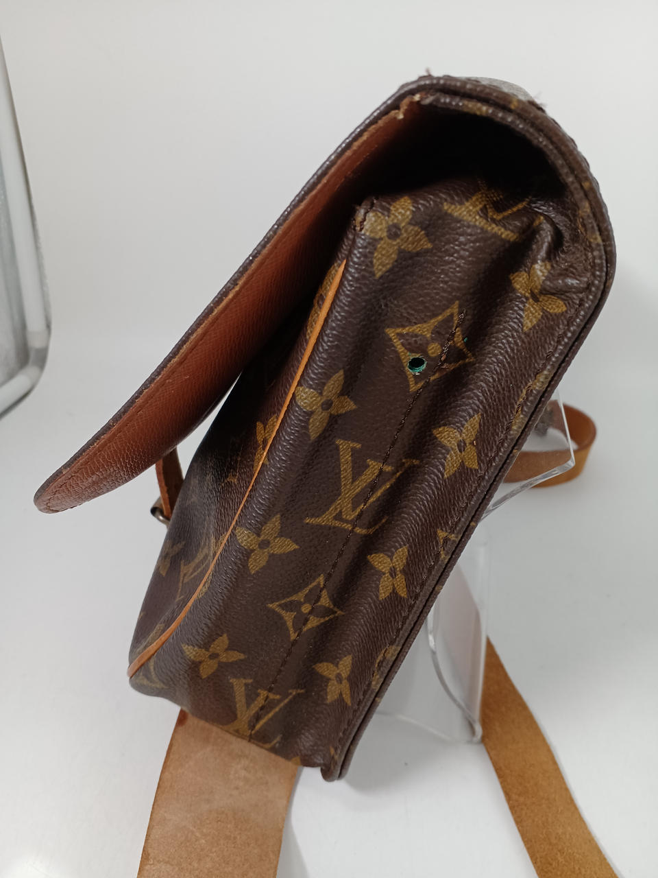 ショルダーの留め金具外れてます