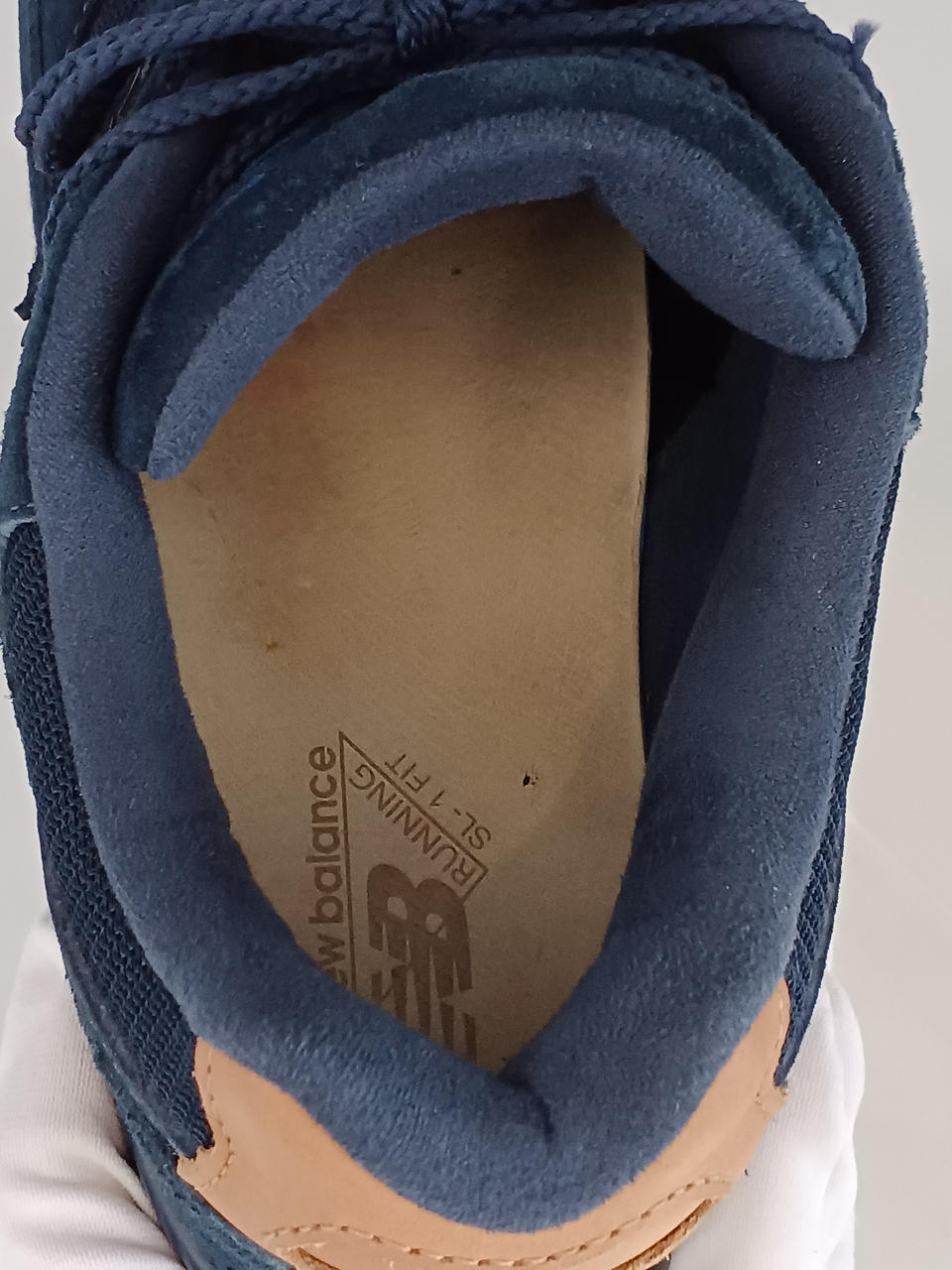 中敷き赤っぽいシミが数ヶ所あります