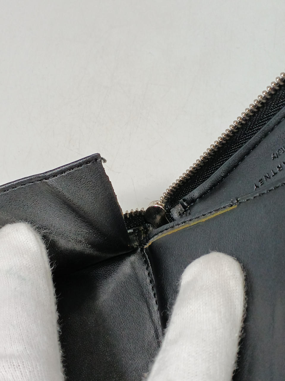 小銭入れ部分破れあり