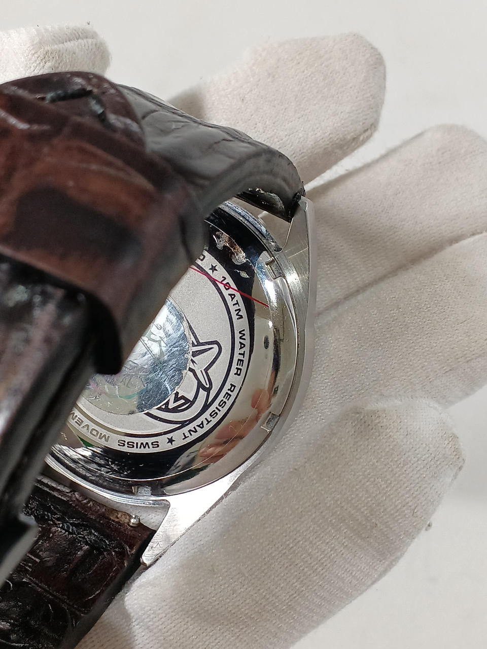 裏蓋に傷あります。