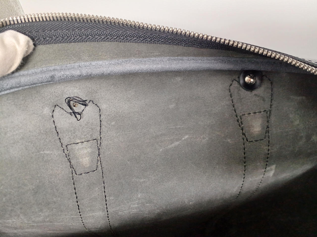 左側留め具が欠損しています