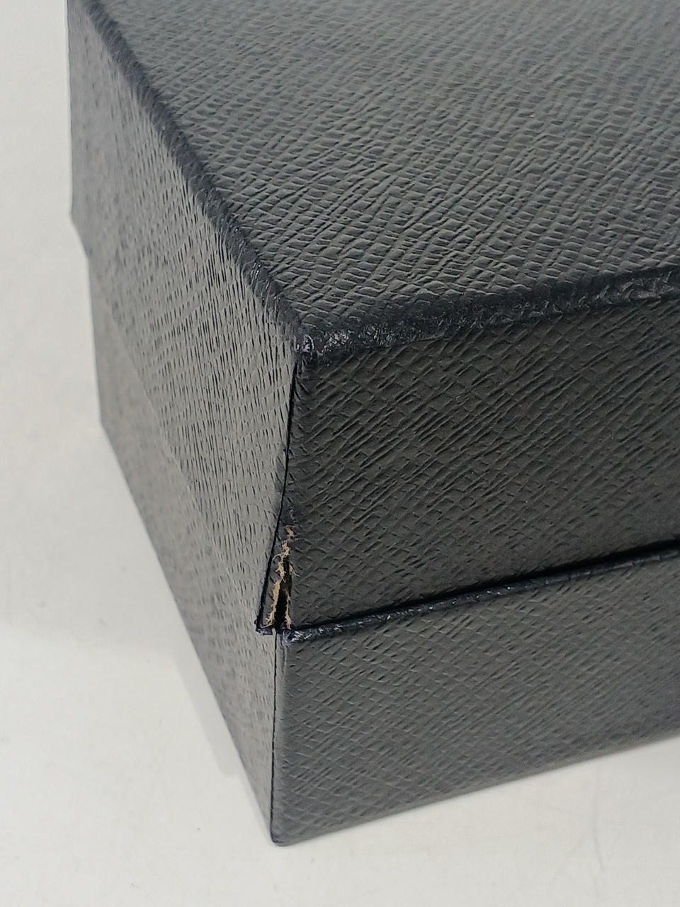 箱ダメージのためしっかり閉じません