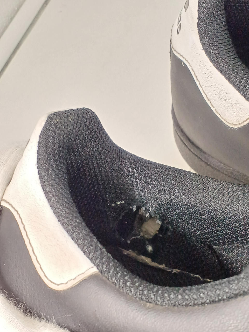 右内側破れ有ります