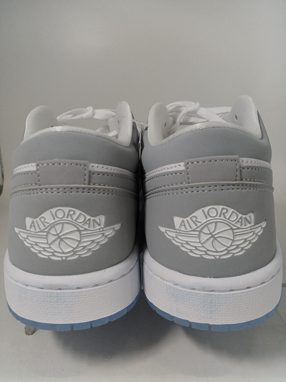 かかと青く色移りあります。