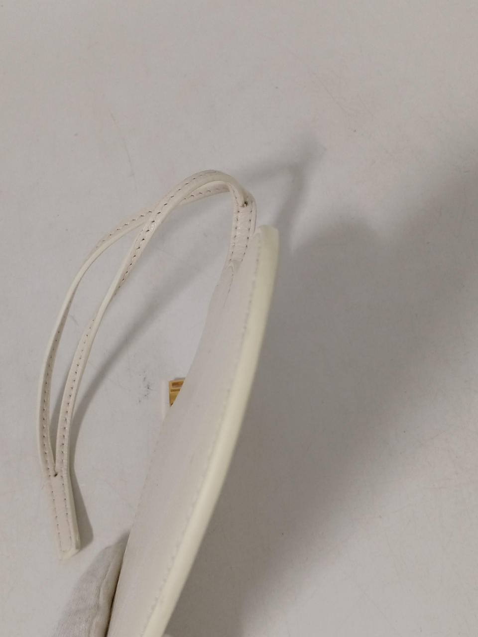 縁が少し黄ばんでいるように見えます。