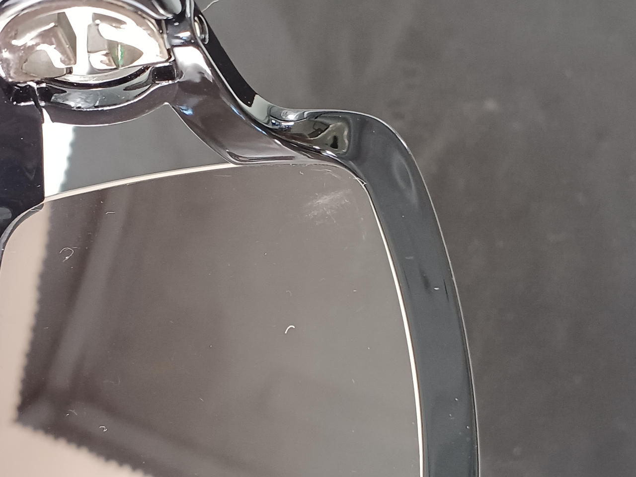 隅にキズあります。