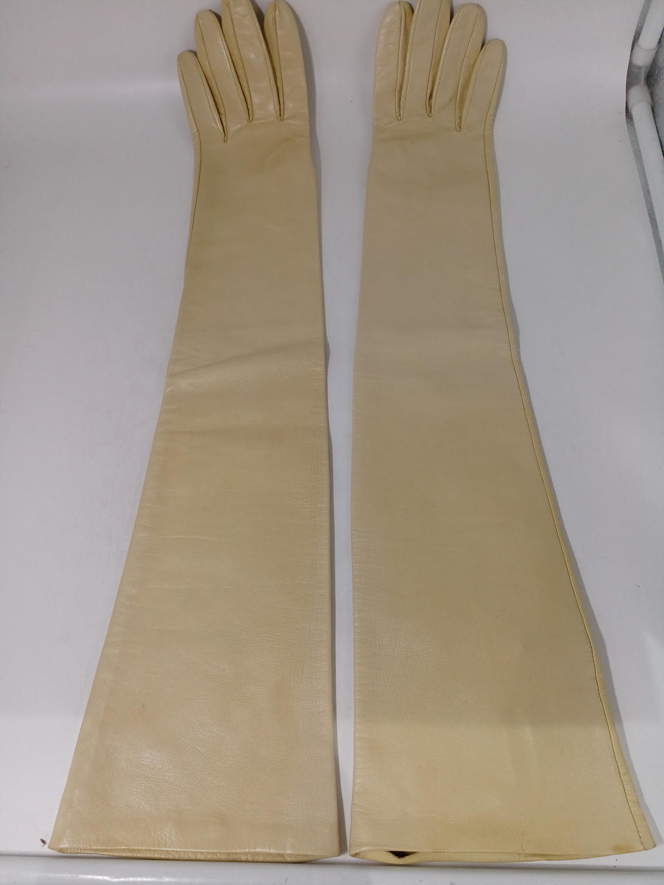 色ヤケあります。