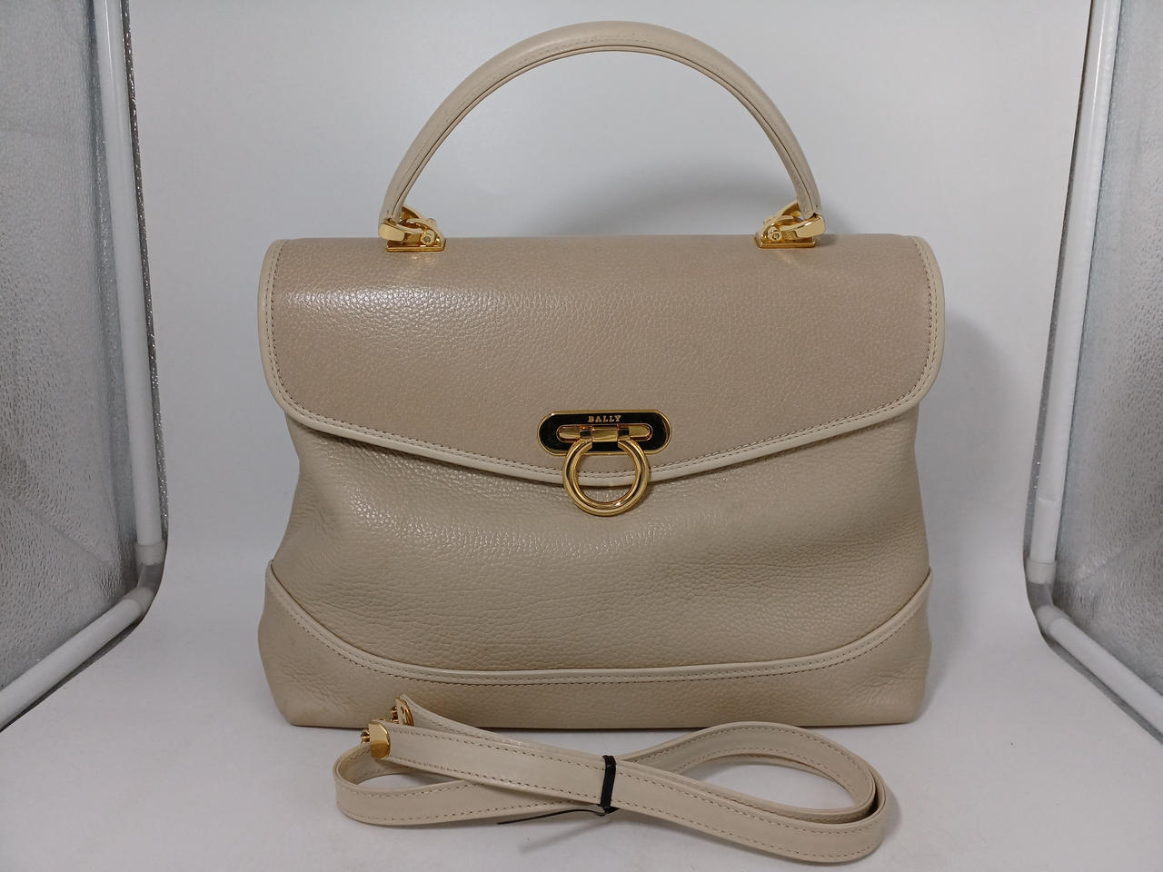 写真よりも黄みが強いです