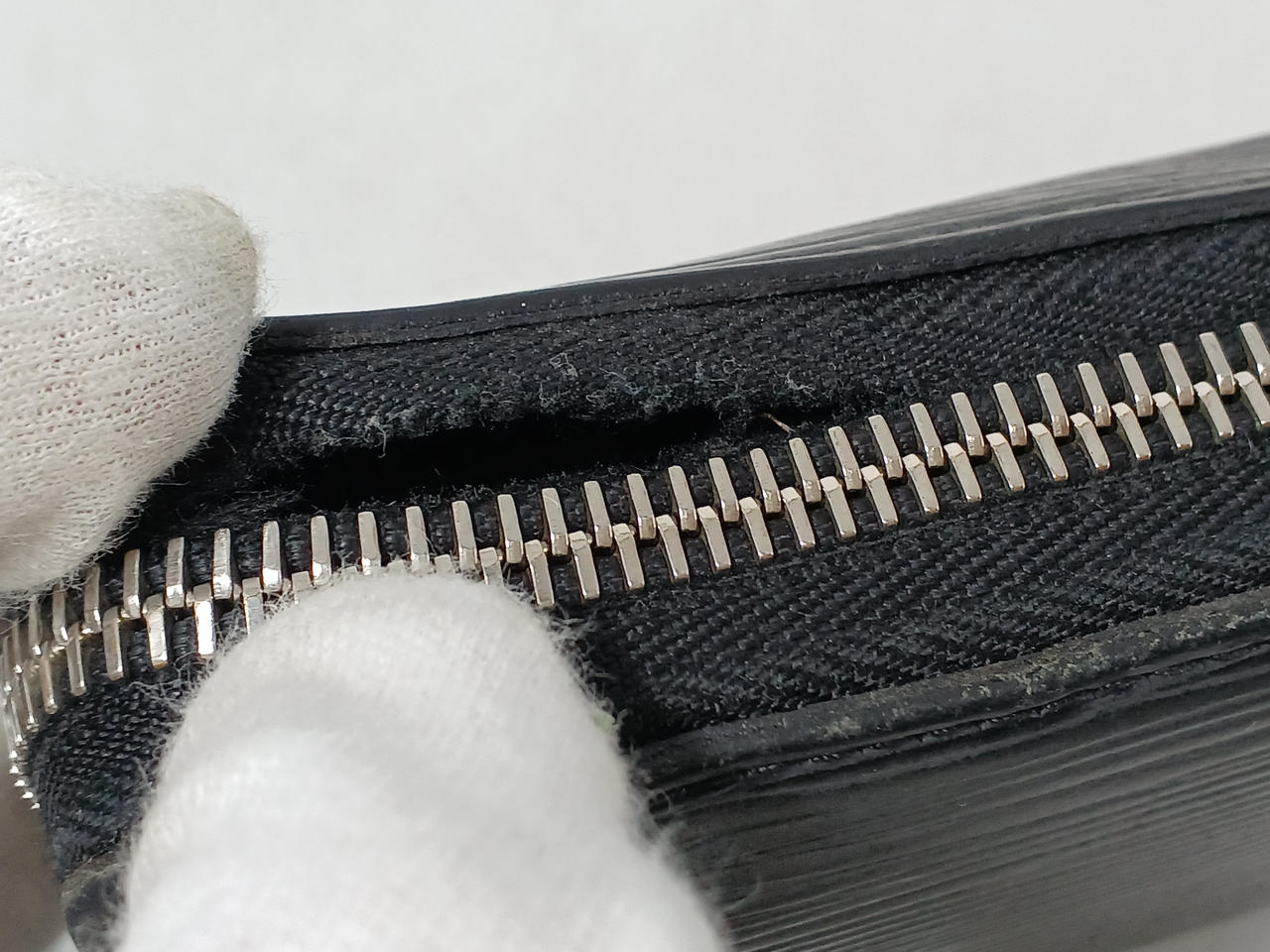 破れあり、閉める際引っ掛かります。