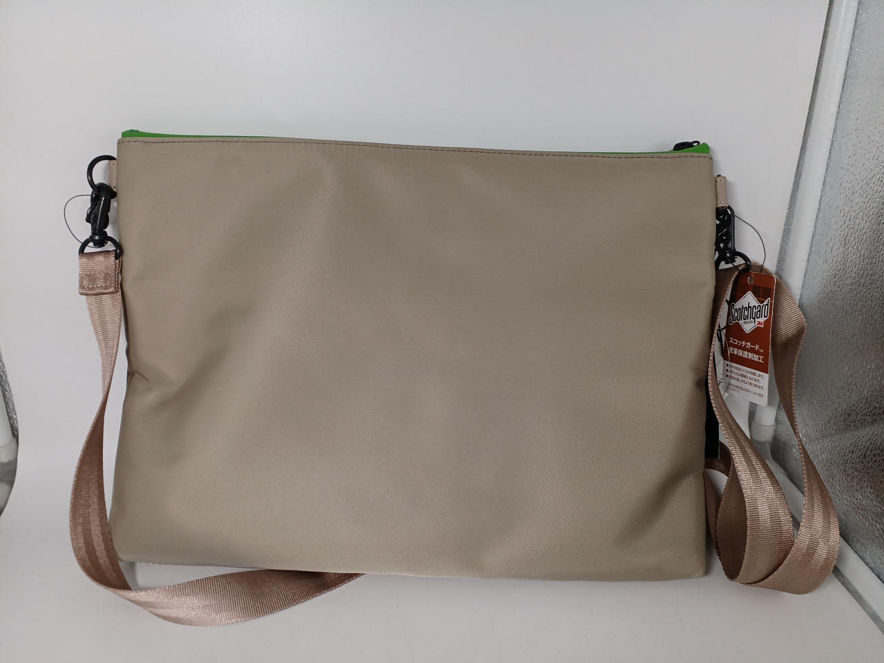 裏面はナイロン製です