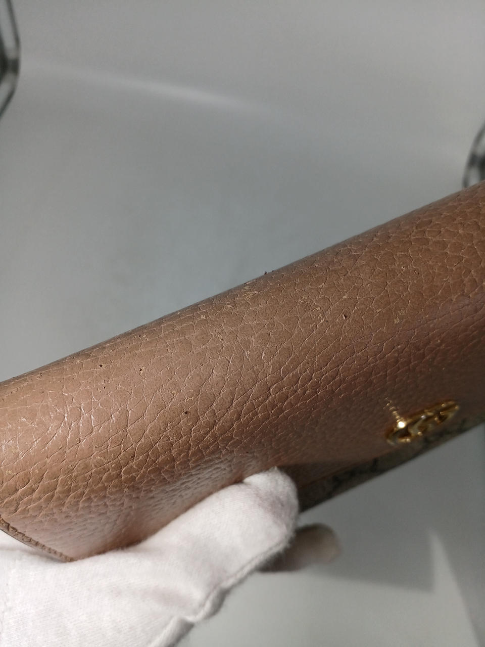 細かなキズ、毛羽立ちがあります