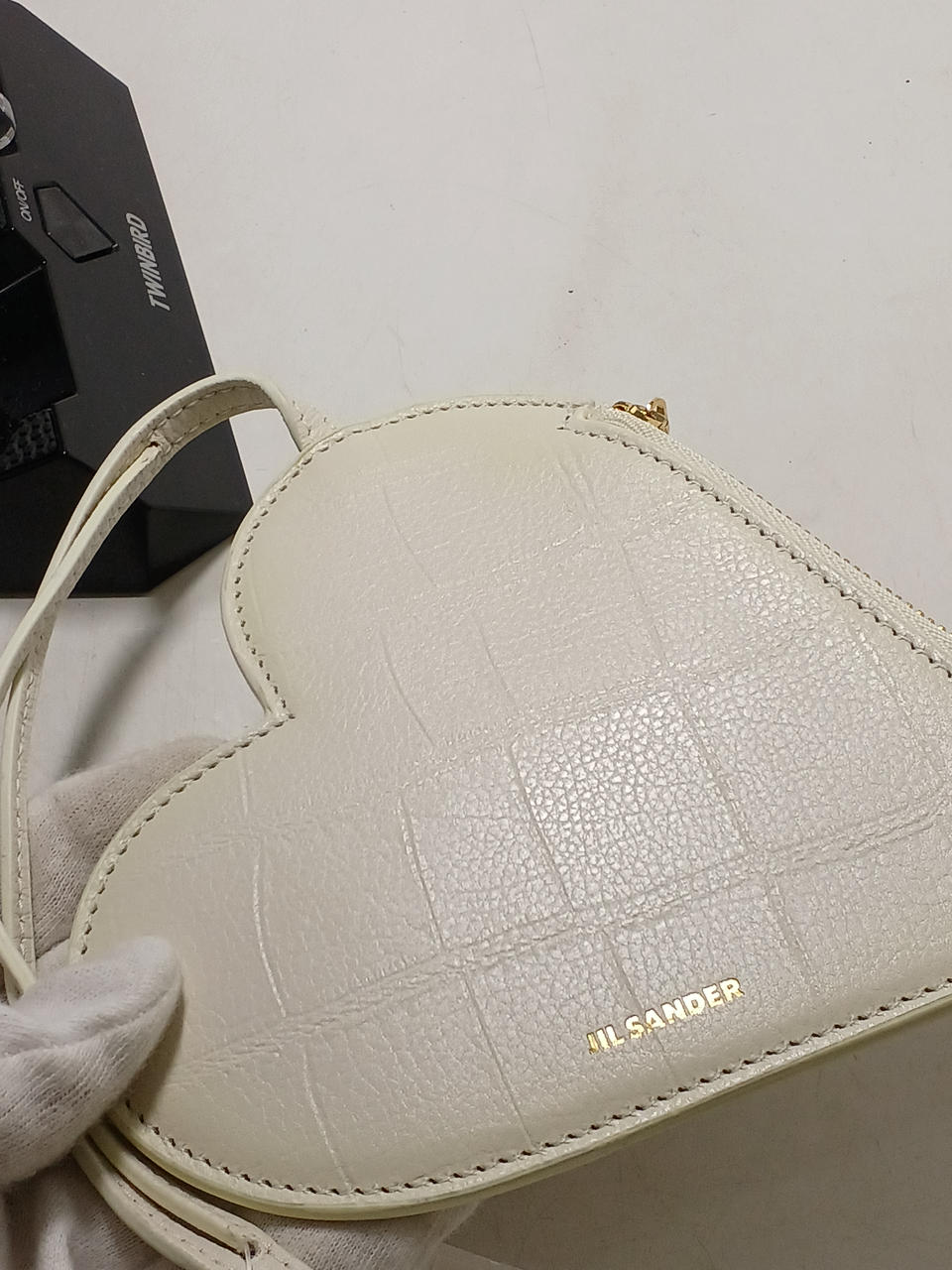 表面に黄ばみがあります