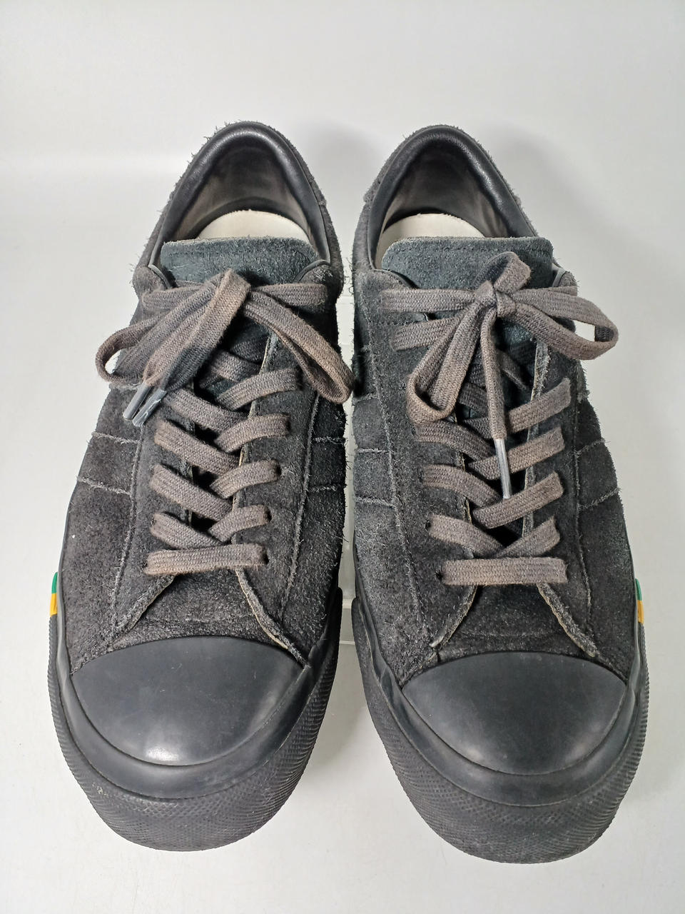 靴ヒモ色褪せしてます