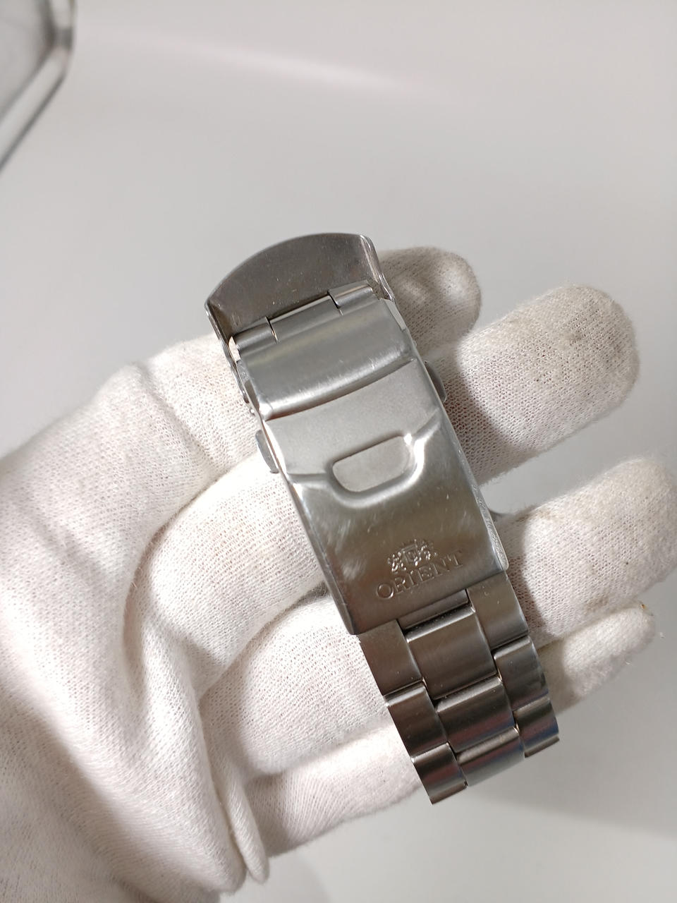 固いため押し込まないとはまりません。