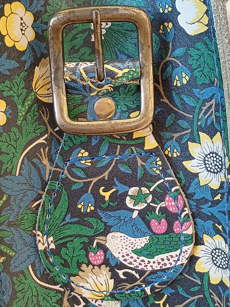 右側サイド金具部分
浅いひび割れあり