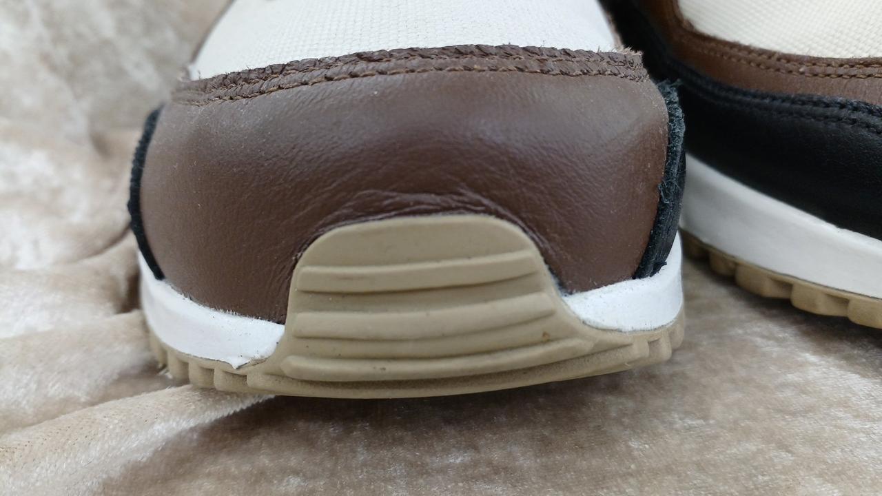 右足爪先にしわ