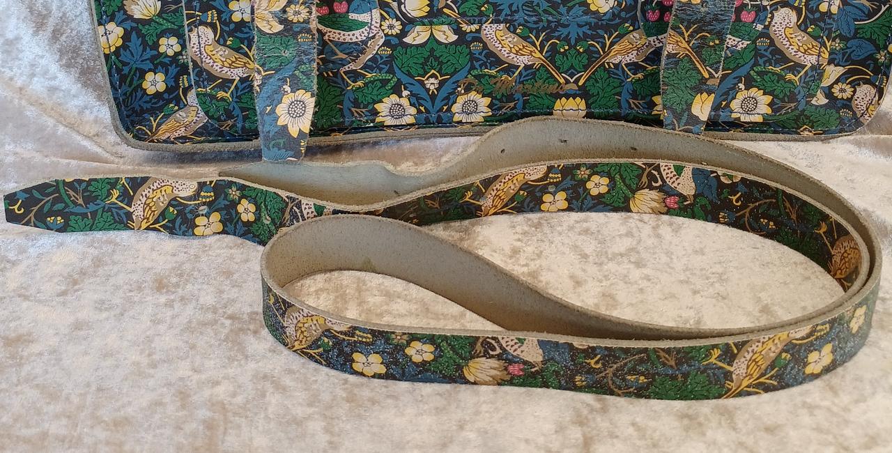 付属のショルダーストラップ