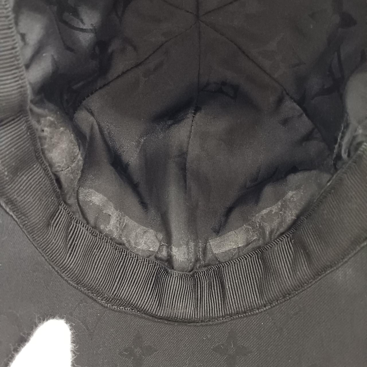 粘着テープの跡残っています