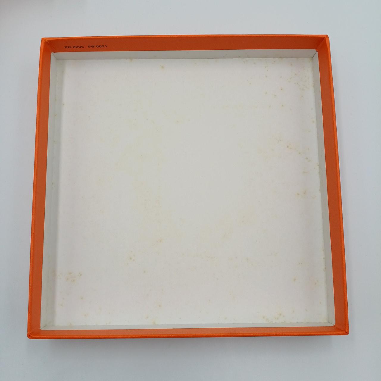 箱中の白い部分シミ有り