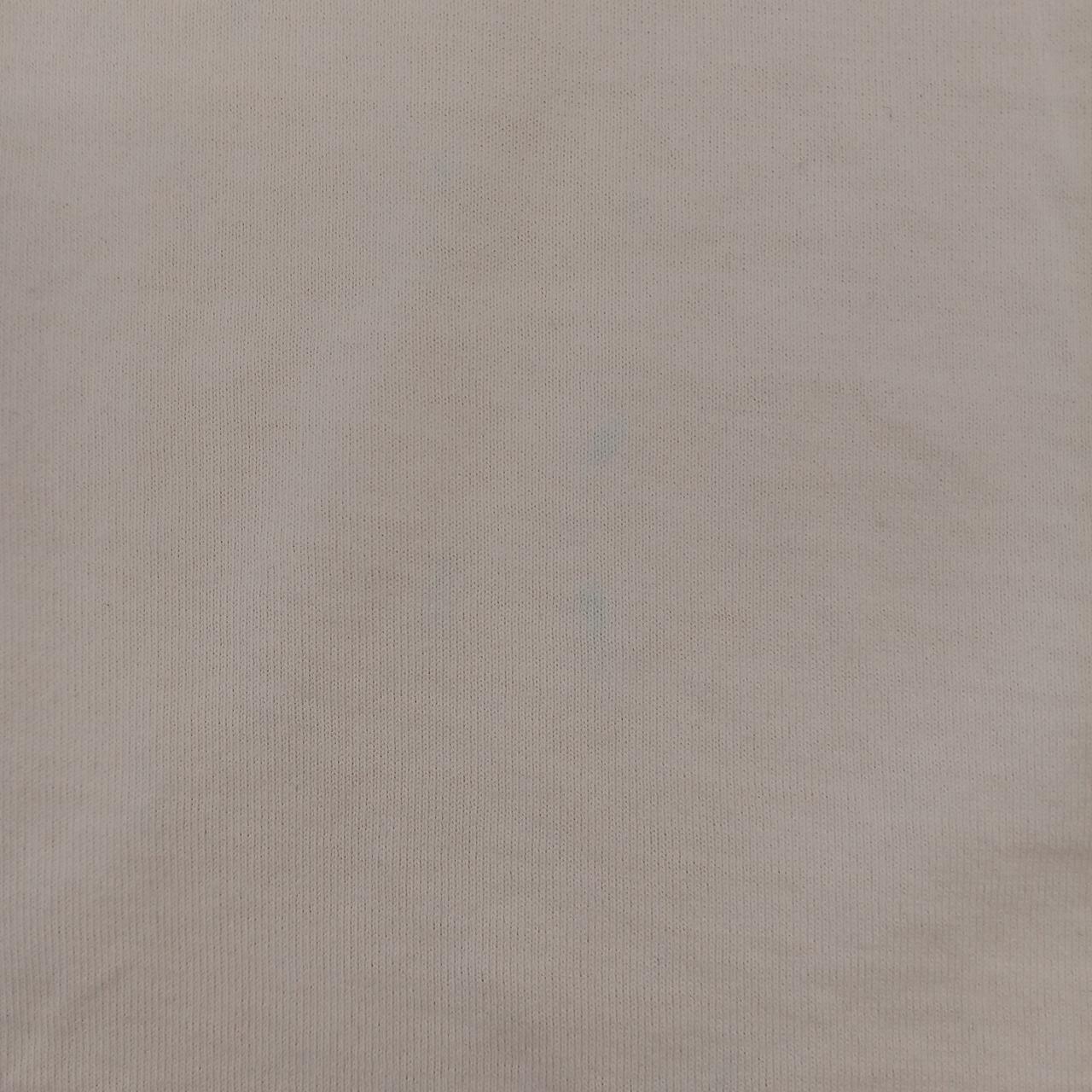 後ろ中央に約1cmの水色のシミが3つ有り