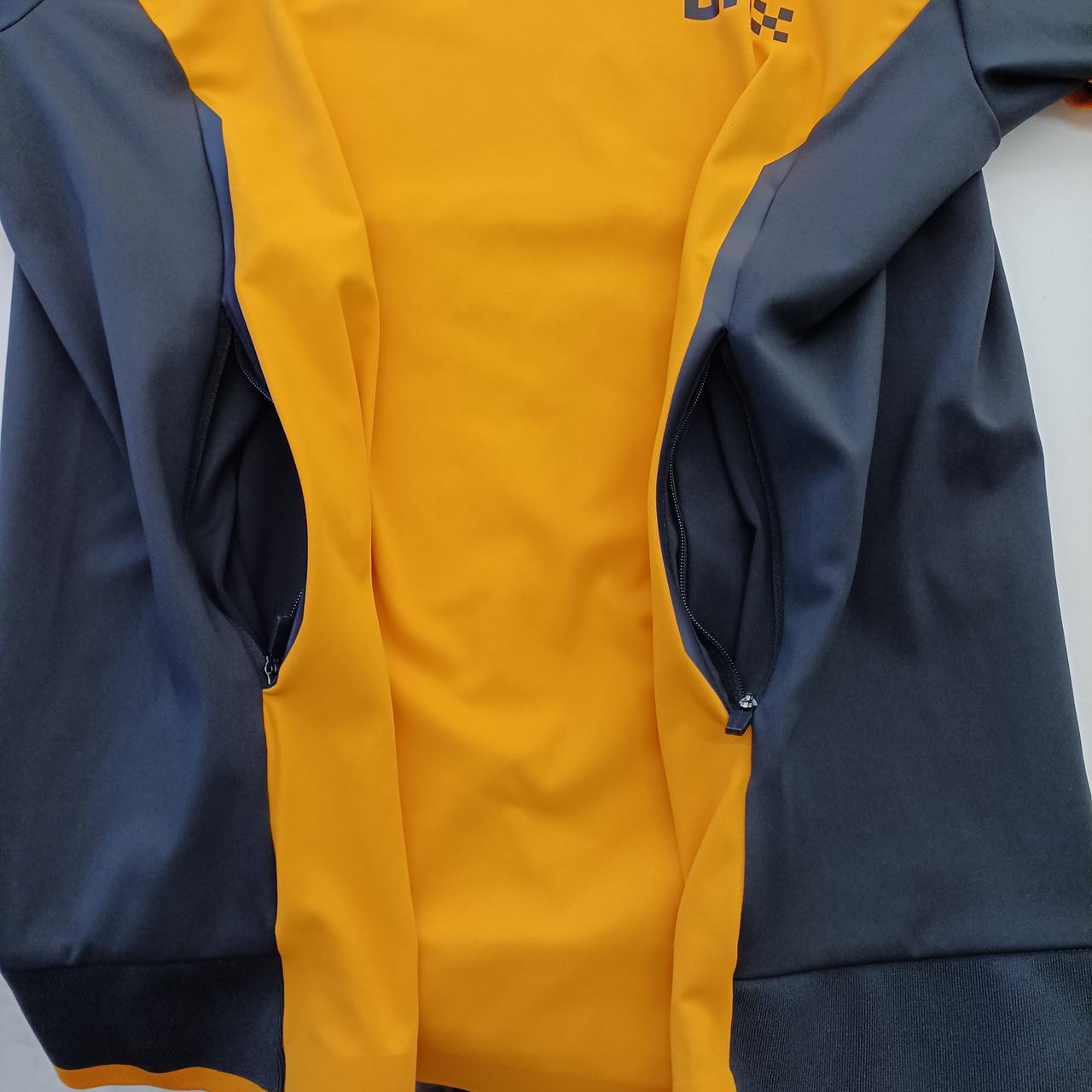 正面にファスナー付きポケット有り。