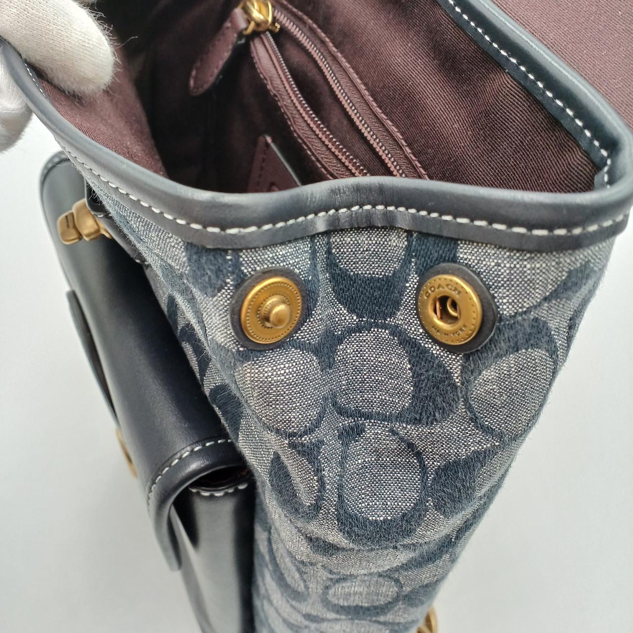 両側ホックで留めることができます。