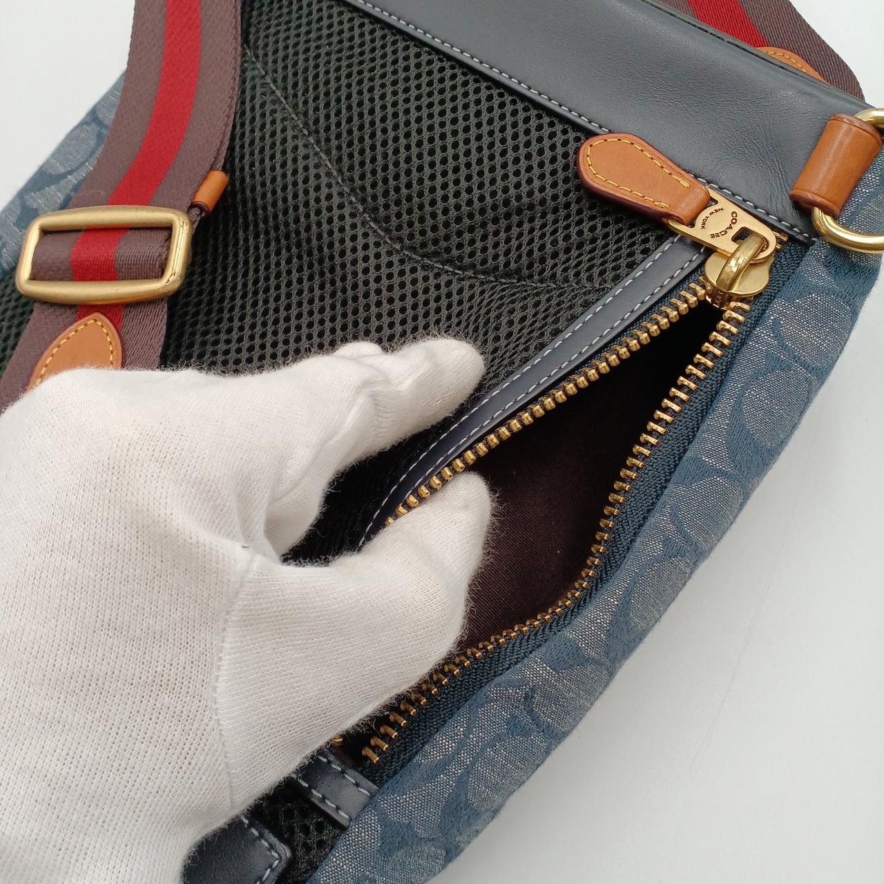 背面ファスナーと中繋がってます。