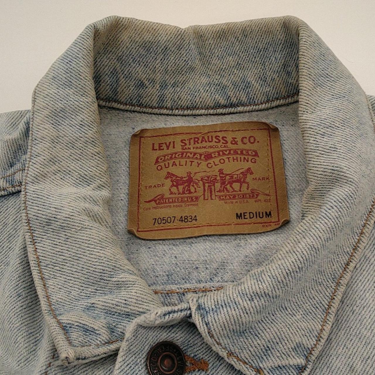 色褪せ、黄ばみあり。