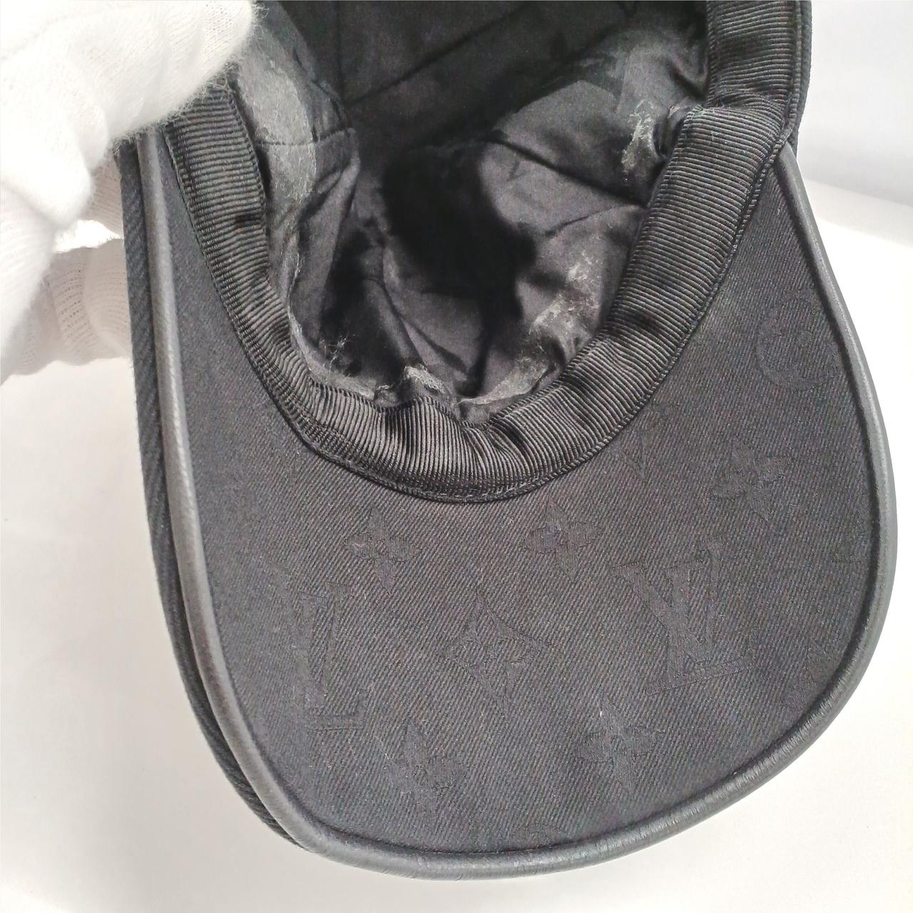 バイザー裏モノグラム柄