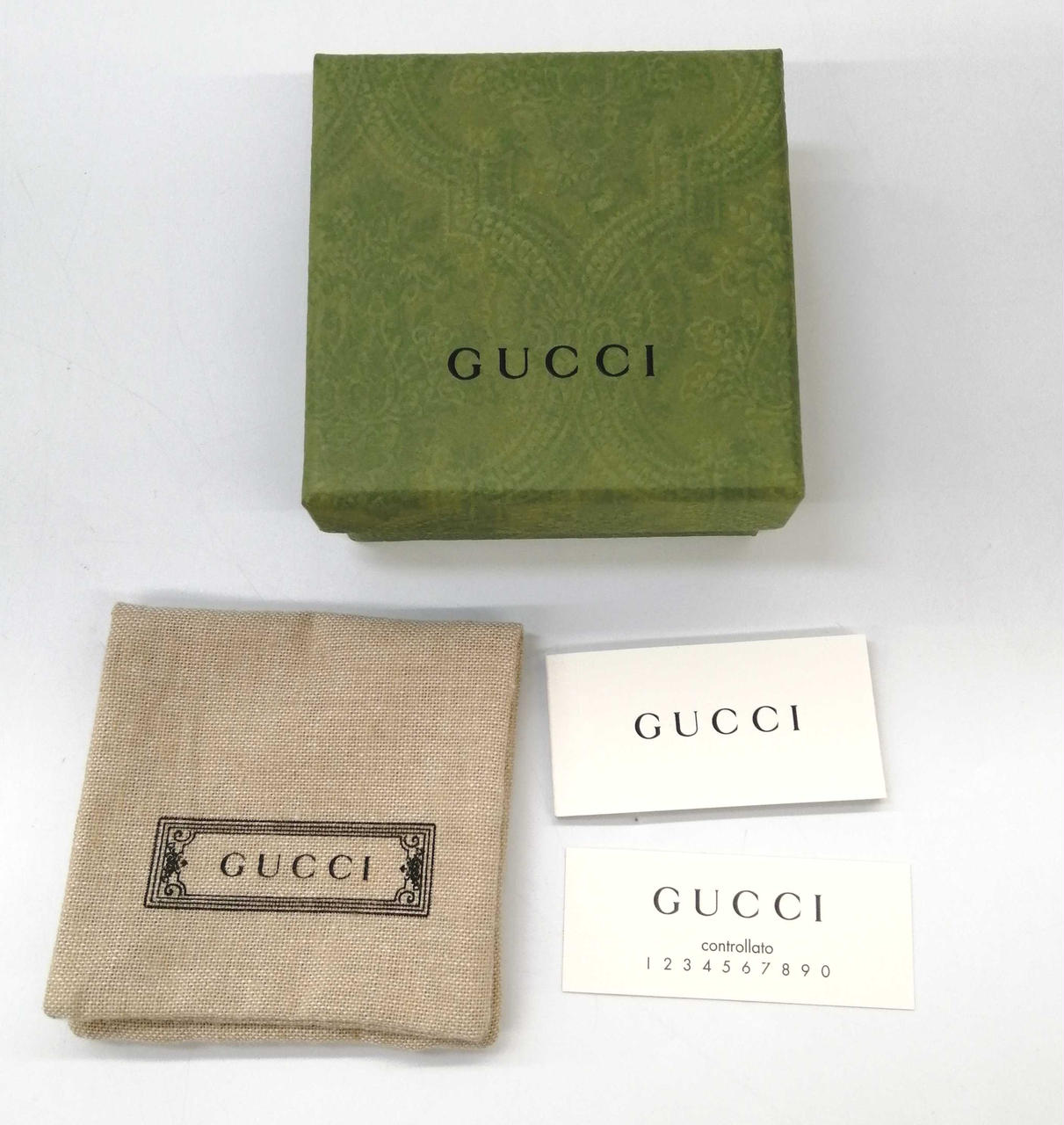 化粧箱、保護袋、取扱説明書付きです。