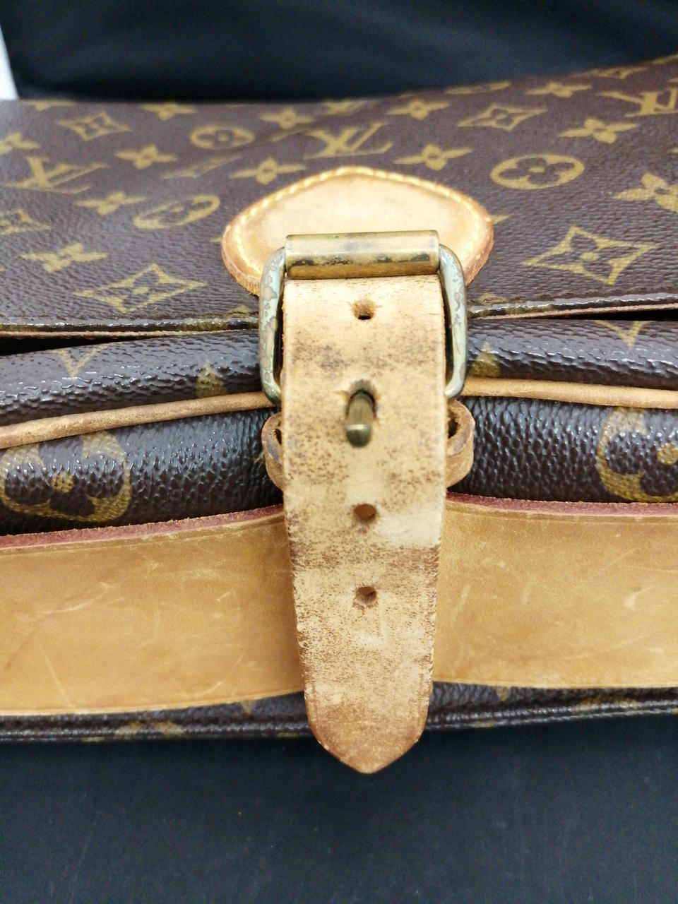 革紐に劣化あり