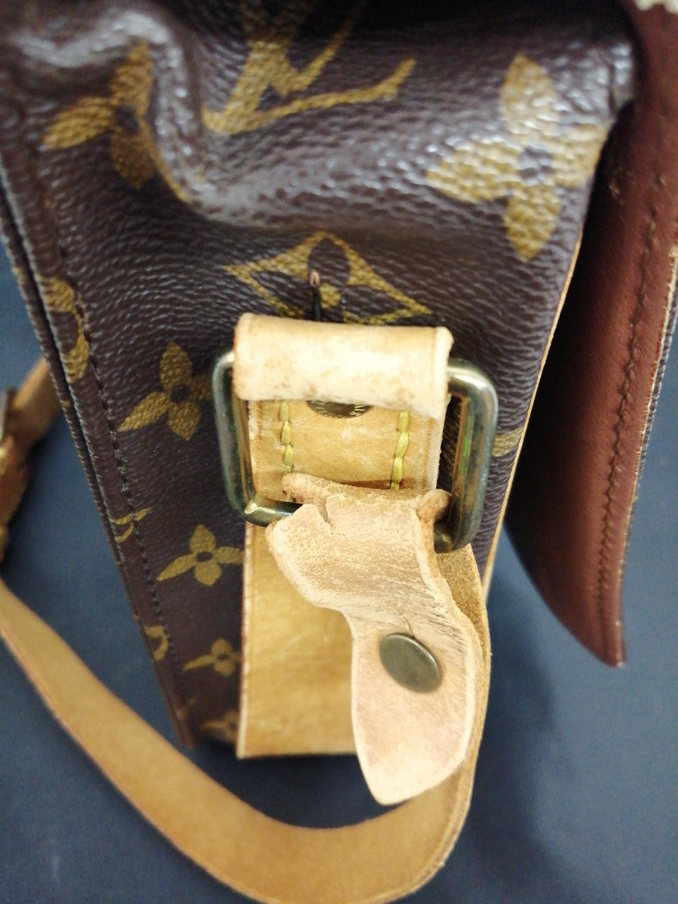 金具にサビあり、革紐に切れ目あり