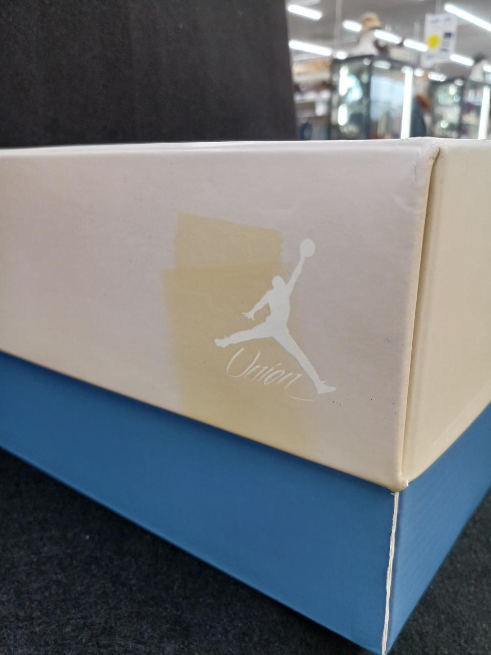 箱に色褪せがあります