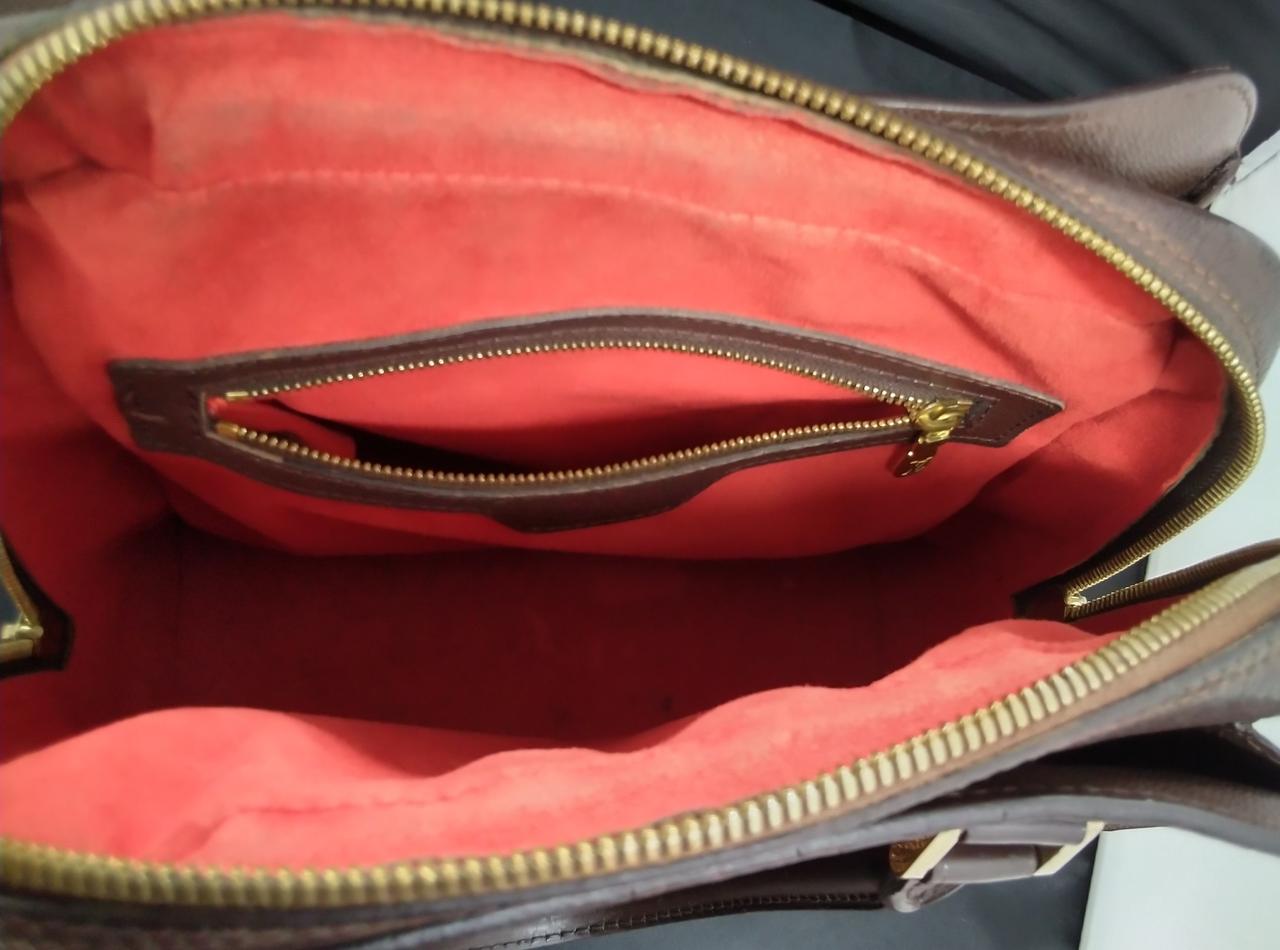 上の方に汚れ有