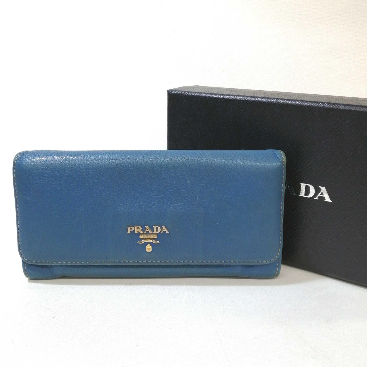 緑がかった青色のお財布。年数古いです。