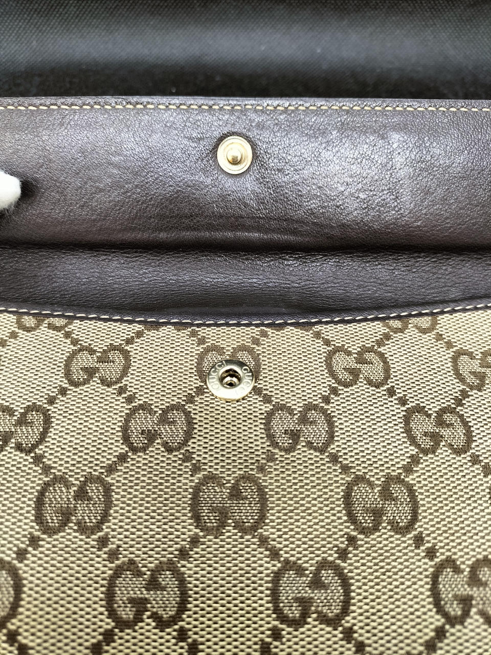 ホックがかなり緩く、閉じないです。