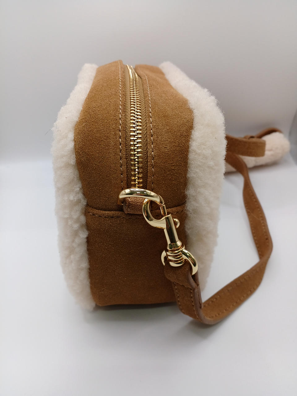 【美品】 アグ UGG ショルダーバッグ ポーチ ゴールド金具 スエード ボア 美品】 アグ UGG ショルダーバッグ ポーチ ゴールド金具