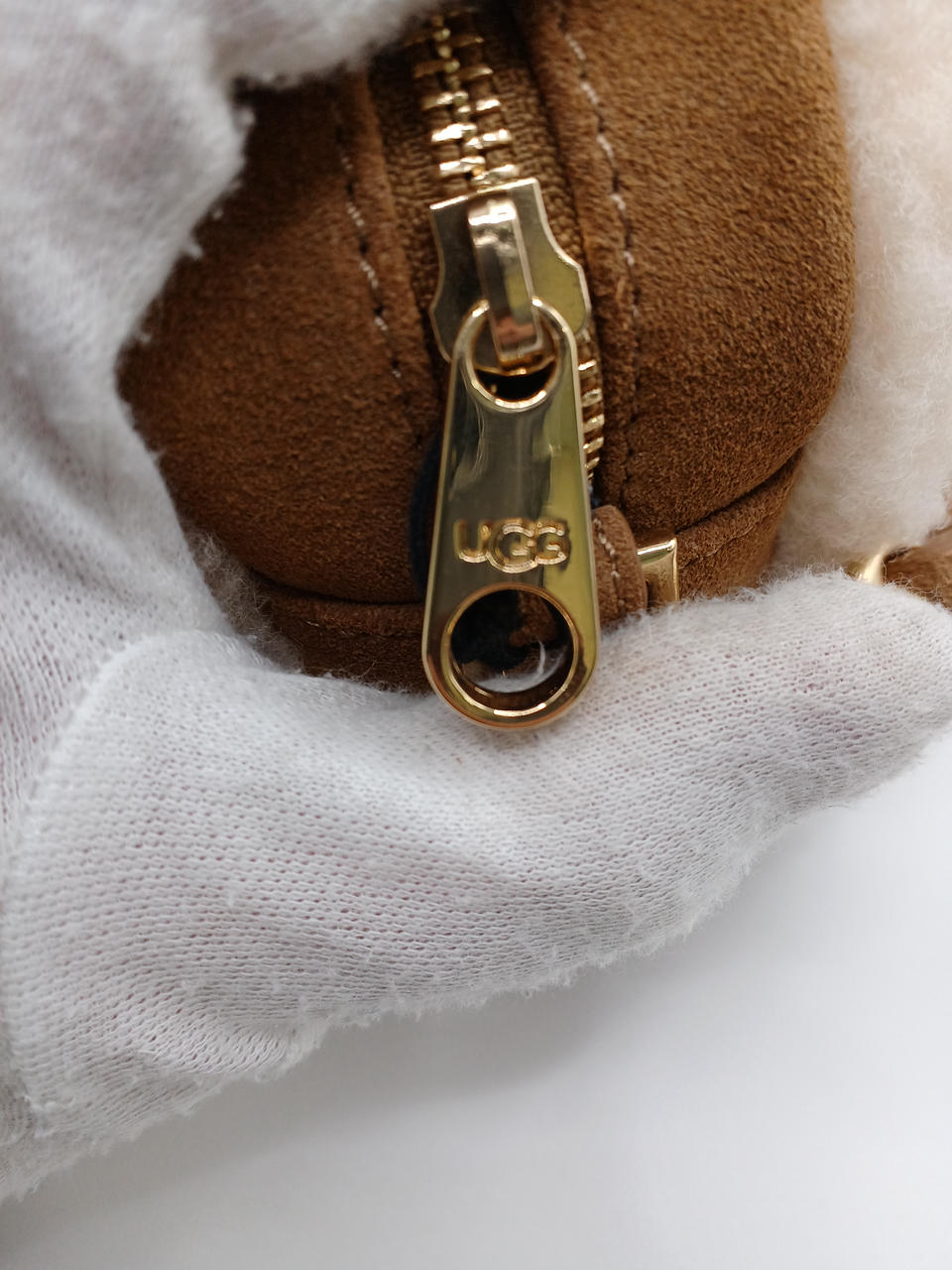 【美品】 アグ UGG ショルダーバッグ ポーチ ゴールド金具 スエード ボア 美品】 アグ UGG ショルダーバッグ ポーチ ゴールド金具